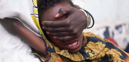 Osmiletá Somálka podstupující obřízku. Její 18letá sestra ji drží, aby se nemohla hýbat.
