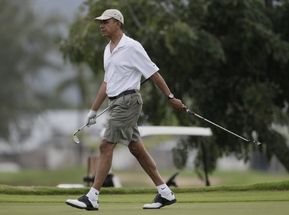 Prezident Obama hraje golf na Havaji.
