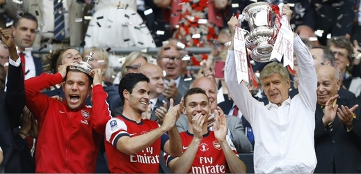 Arséne Wenger (vpravo) po triumfu Arsenalu v FA Cupu.