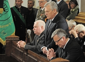 Mše za Jaruzelského se zúčastnil prezident Bronislaw Komorowski (vpravo) i exprezidenti Lech Walesa (vlevoú a Aleksander Kwaśniewski.