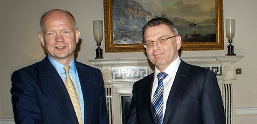 Ministr zahraničí Lubomír Zaorálek (vpravo) se svým britským protějškem Williamem Haguem během návštěvy ve Velké Británii.