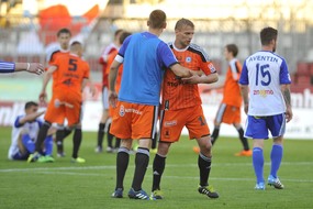 Hráči Olomouce (oranžové dresy) a Znojma (bílé dresy) po konci zápasu.