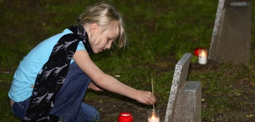 Na pražském ďáblickém hřbitově lidé 1. června uctili dětské oběti komunistického režimu.