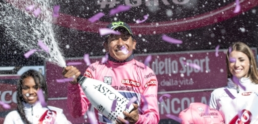 Kolumbijský cyklista Nairo Quintana slaví triumf na Giru.