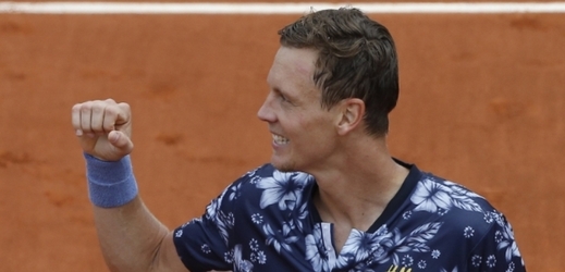 Tomáš Berdych se raduje z postupu do čtvrtfinále Roland Garros.