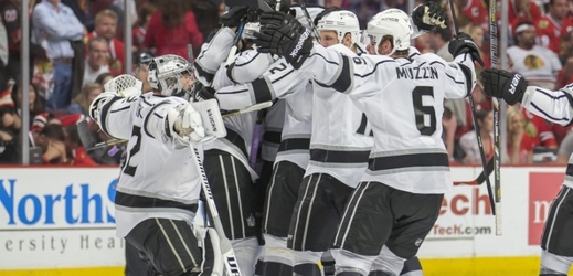 Radost hokejistů Kings po postupu do finále Stanley Cupu.