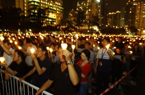 Vzpomínka na masakr na Tchie-an-men. Možná jen v Hongkongu.