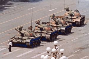 Slavný snímek muže, který na Tchien-an-men zastavil tanky.