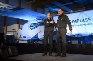 Andre Borschberg (vpravo) a Bertrand Piccard představují Solar Impulse 2.