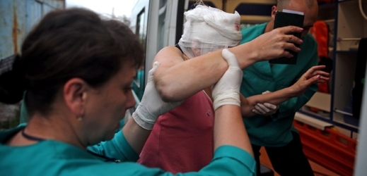 Ze Slavjansku odvážejí civilisty raněné při bojích.
