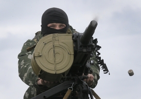 Ukrajinský voják střílí z granátometu.