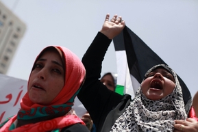 Palestinci v Gaze demonstrují proti palestinské poluitické rozpolcenosti.