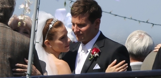 Bradley si vzal za manželku Siennu Millerovou.