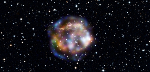 Pozůstatek po supernově Cassiopeia A je od Slunce vzdálený asi jedenáct tisíc světelných let.