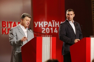 Oligarcha a ukrajinský preziden Porošenko na tiskovce s šampioem v boxu a starostou Kyjeva Kličkem.