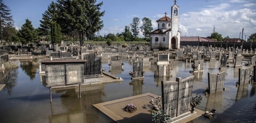 Zaplavený hřbitov v Šamaci (ilustrační foto).