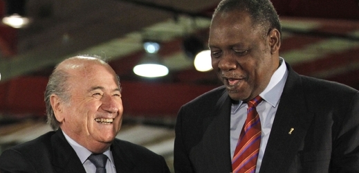 Viceprezident FIFA a šéf africké konfederace Issa Hayatou na fotografii společně s prezidentem FIFA Seppem Blatterem(vlevo). 