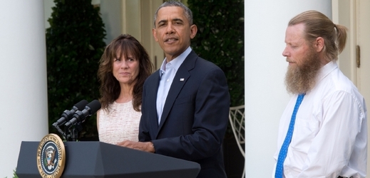 Rodiče osvobozeného vojáka s prezidentem Obamou.