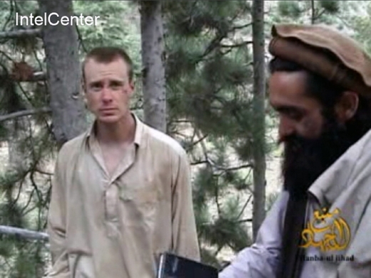 Zajatý voják s bojovníky Talibanu.