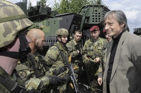 Ministr obrany Martin Stropnický u vojáků 4. brigády rychlého nasazení v Žatci.