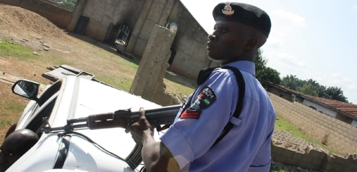 Zkorumpovaní a zrádní vojáci a policisté v Nigérii.