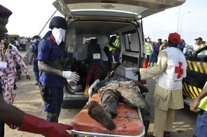 Oběti teroristického výbuchu na okraji města Abuja.