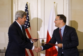 Polský min. zahraničí Sikorski (vpravo) a jeho kolega z USA Kerry ve Varšavě.