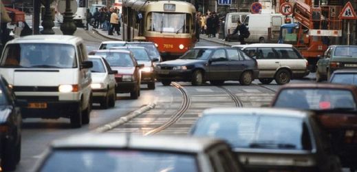 Dopravní zácpy jsou v pražských ulicích na denním pořádku (ilustrační foto).