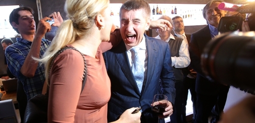 Andrej Babiš s manželkou po oznámení výsledků eurovoleb 2014.