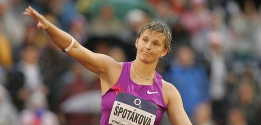 Oštěpařka Barbora Špotáková se po roce mateřské dovolené vrací k závodění.