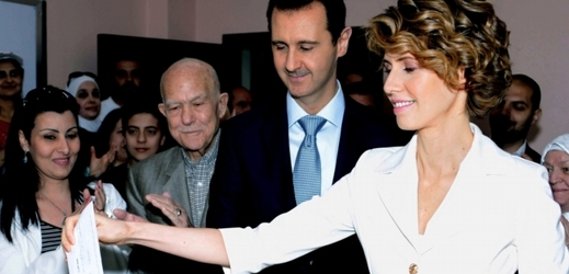 Bašár Asad s manželkou Asmou při hlasování.