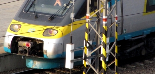 Muž údajně obtěžoval ženu ve vlaku.