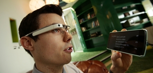 Google glass zatím fungují jen v angličtině. A nemohou je zatím používat lidé nosící dioptrické brýle.