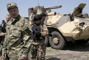 Ukrajinský prezident Turčynov řídí vojenské operace proti proruským rebelům.