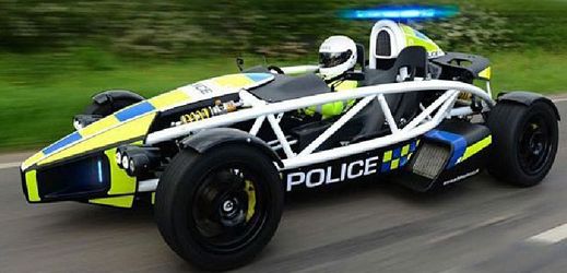 Neobvyklý vůz v barvách britské policie.