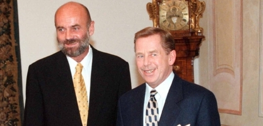Jan Ruml s bývalým prezidentem Václavem Havlem na Pražském hradě (1998).