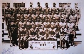 Skupina Navajo v San Diegu v roce 1942. Chester Nez vpředu vlevo.