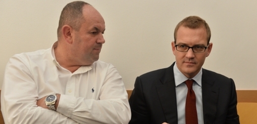 Majitel pražské Sparty Daniel Křetínský (vpravo) v rozhovoru se šéfem FAČR Miroslavem Peltou.