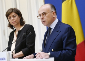 Francouzský ministr vnitra Bernard Cazeneuve a jeho belgická kolegyně Joëlle Milquetová.