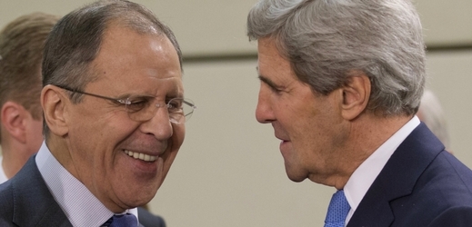 Ruský ministr zahraničí Sergej Lavrov a jeho americký protějšek John Kerry.