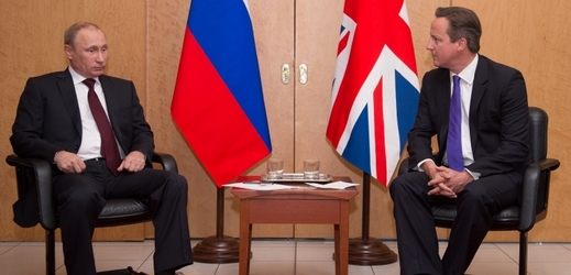 Britský premiér David Cameron (vpravo) při setkání s ruským prezidentem Vladimírem Putinem.
