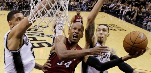 Momentka z finálového duelu NBA.