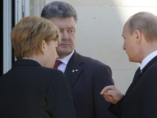 Putin se díky Merkelové poprvé setkal snově zvoleným ukrajinským prezidentem Porošenkem.