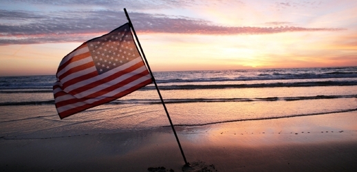 Amereická vlajka na Pláži Omaha 6. června 2014.