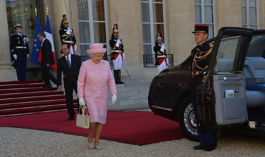 Britská královna Alžběta II. s chotěm opouští Elysejský palác.