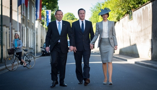 Britský premiér Camerons chotí Samanthou a autralským premiérem Abbottem v Bayeux.
