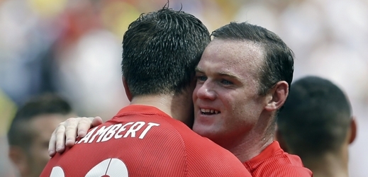 Angličané Wayne Rooney a Rickie Lambert.