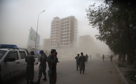 K explozi došlo ve chvíli, kdy konvoj opouštěl předvolební shromáždění na západním okraji Kábulu.