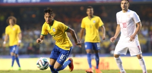 Brazilec Neymar (ve žlutém).