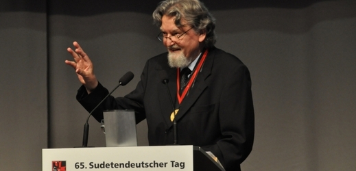 Milan Horáček převzal od mluvčího sudetoněmecké národnostní skupiny Bernda Posselta nejvyšší sudetoněmecké ocenění, Evropskou cenu Karla IV.